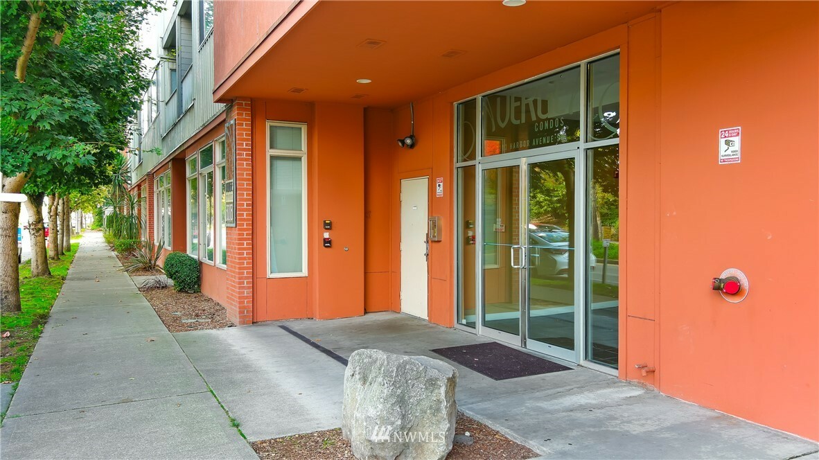 3213 Harbor Avenue SW 102  Seattle WA 98126 photo