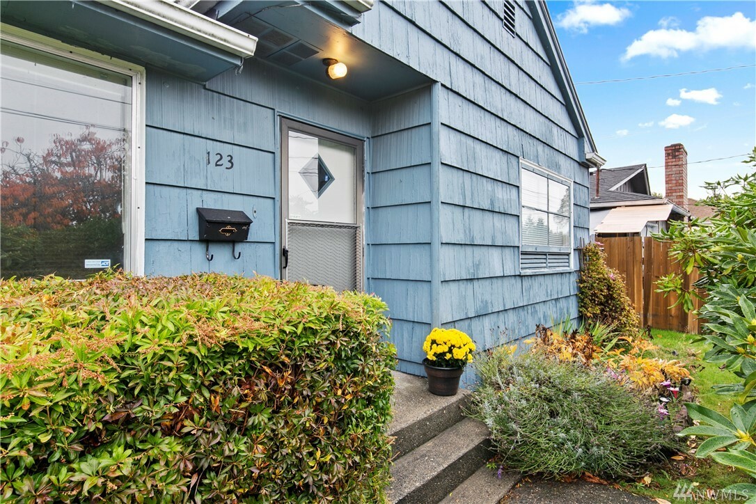 Property Photo:  123 E Linden St  WA 98404 