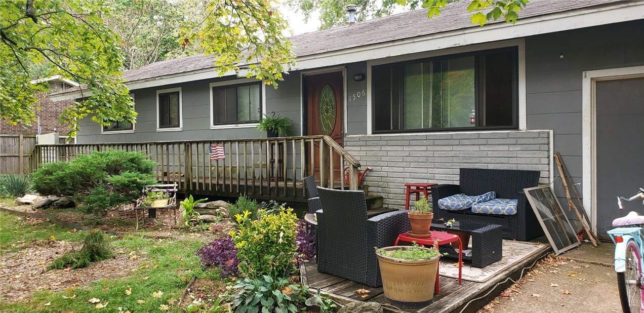 Property Photo:  1506 W Pine Street  AR 72758 