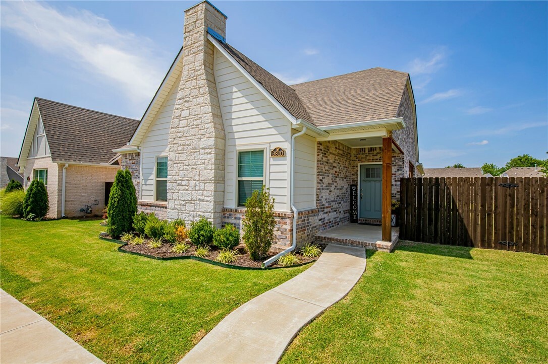 Property Photo:  3810 W Maclura Way  AR 72704 