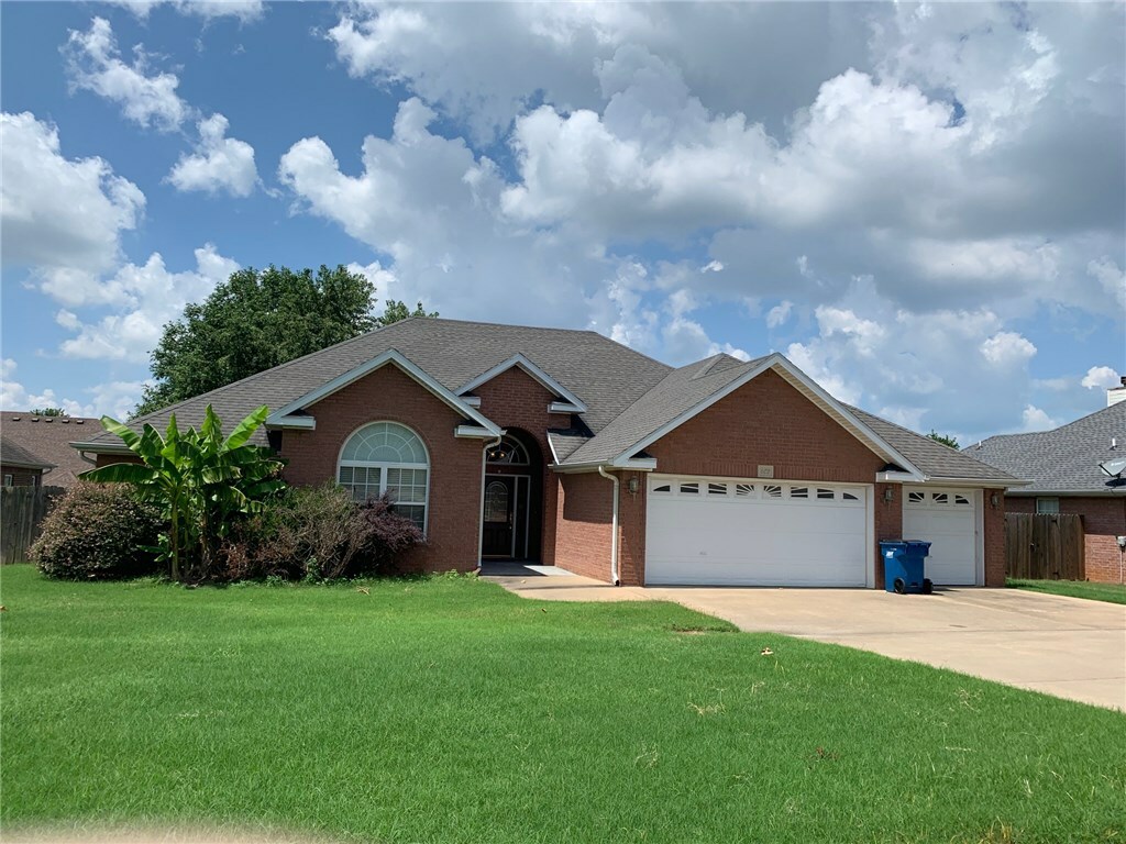 Property Photo:  602 SE Cambridge Place  AR 72712 