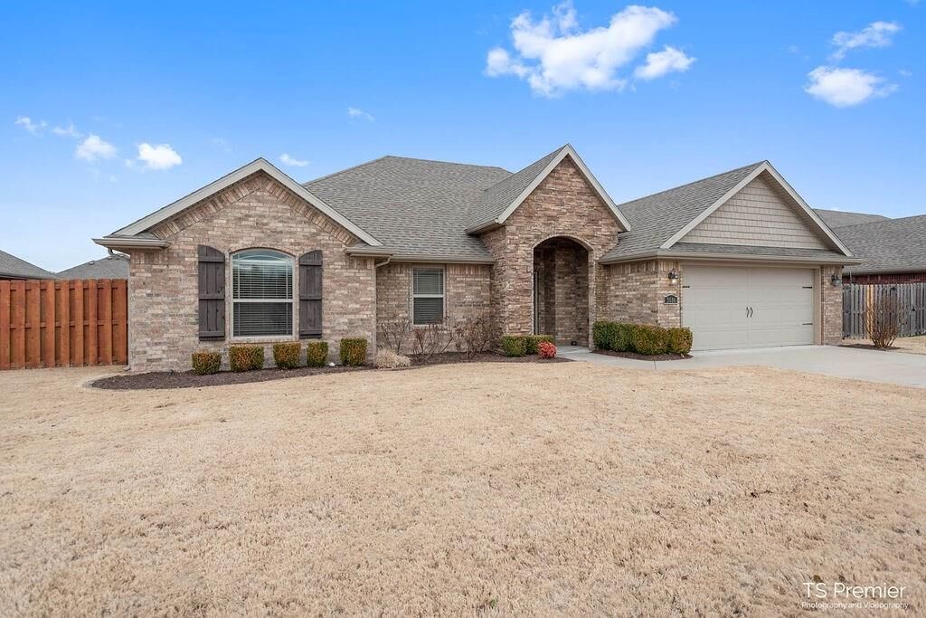 Property Photo: 3016 W Topaz Drive AR 72704