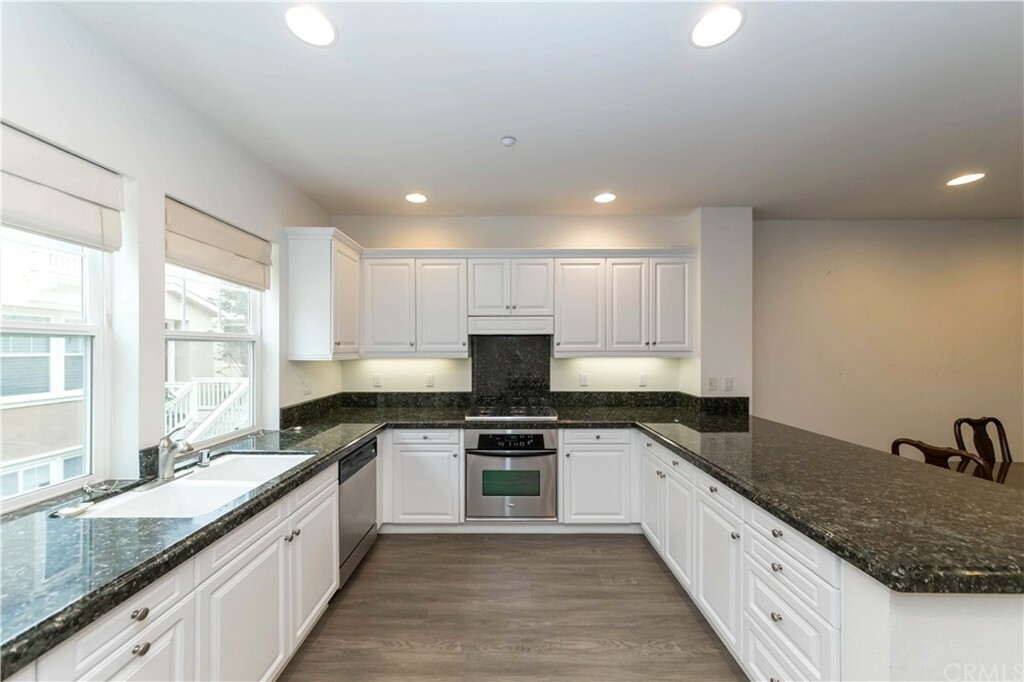 Property Photo:  1800 Oak Street 507  CA 90501 