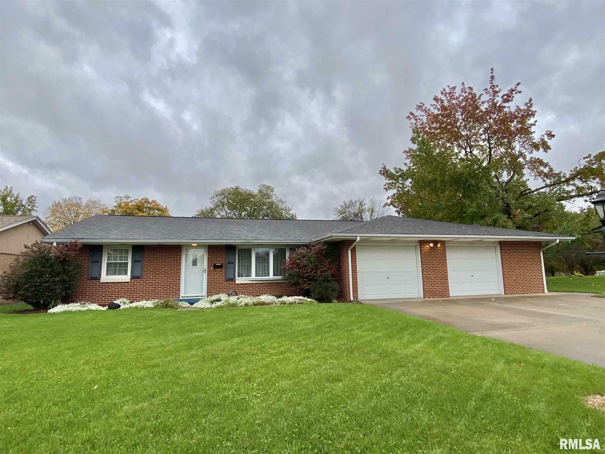 Property Photo:  832 E Washington  IL 62644 