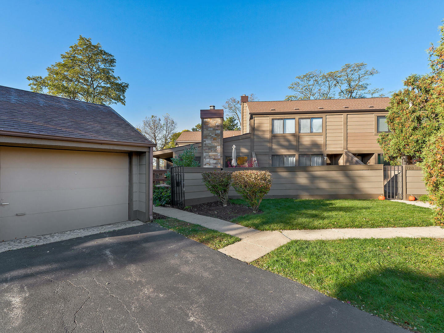 Property Photo: 130 Aberdeen Court 130 IL 60134
