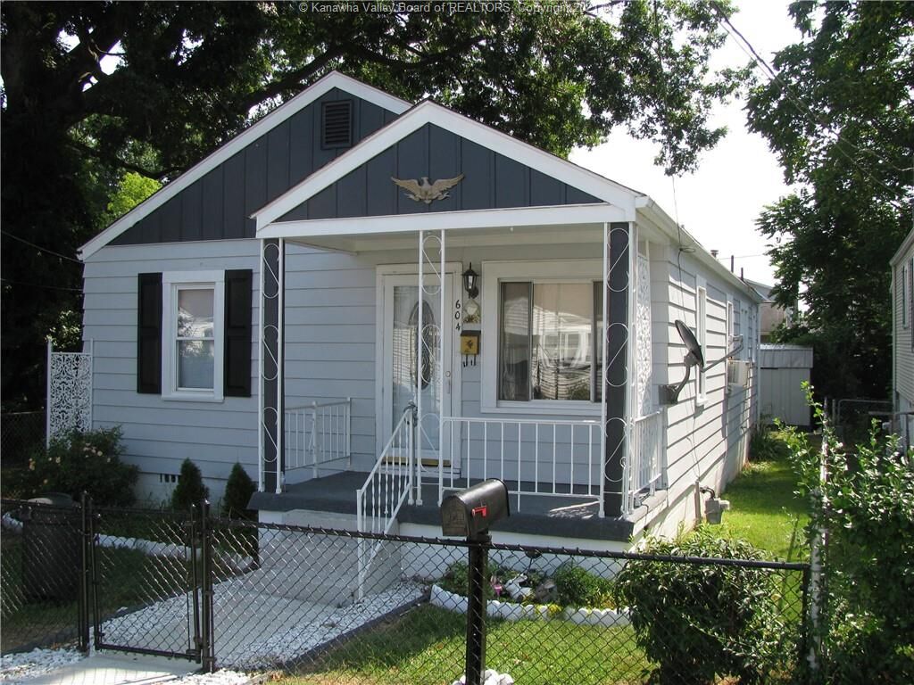 Property Photo: 604 Hansford Street WV 25177