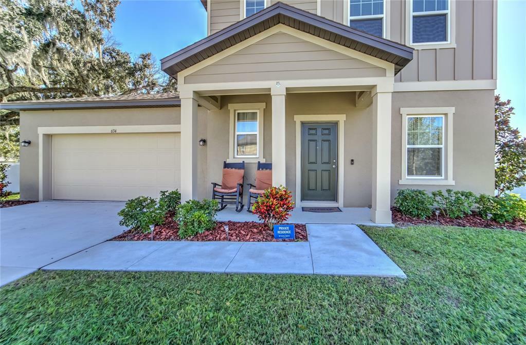 Property Photo: 634 Garden Oaks Square FL 33584
