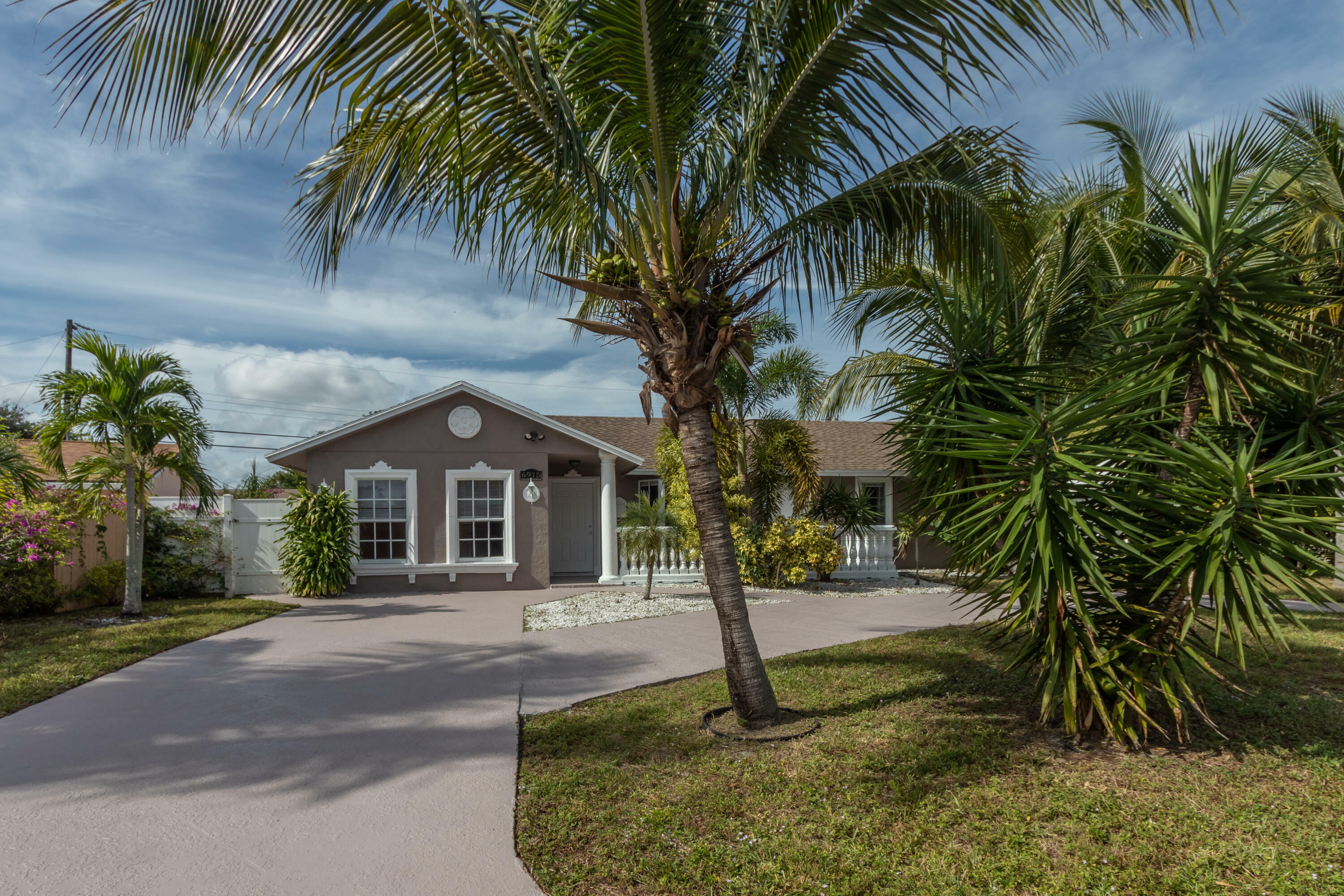 Property Photo: 6915 Westview Drive FL 33462