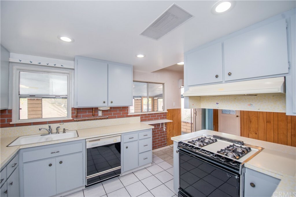 Property Photo:  925 N Hanover Street  CA 92801 