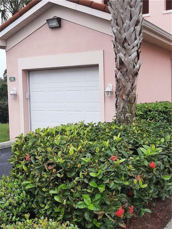 Property Photo: 1020 Peggy Cir 101 FL 34113