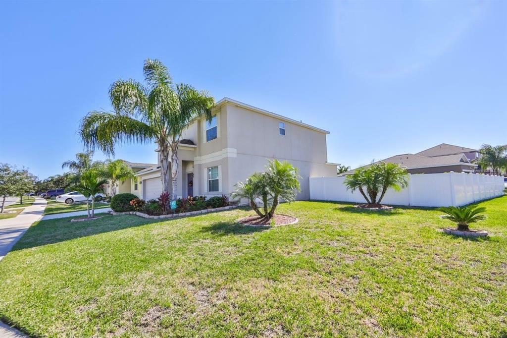 Property Photo:  2429 Dovesong Trace Drive  FL 33570 