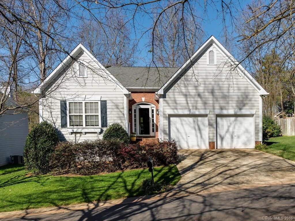 Property Photo: 13710 Glenford Place NC 28278