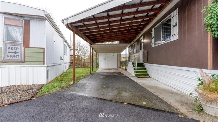 Property Photo: 14322 Admiralty Way 68 WA 98087