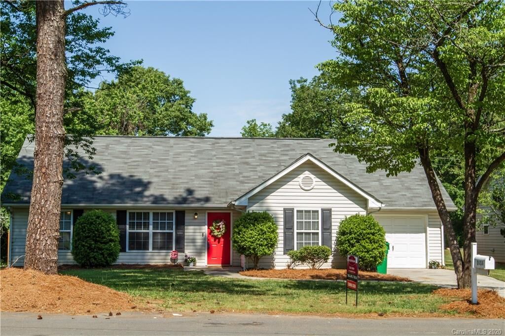 Property Photo: 1636 Ranch Road NC 28208