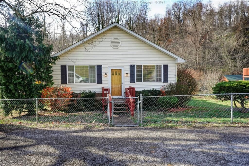 Property Photo: 401 Crestview Drive WV 25302