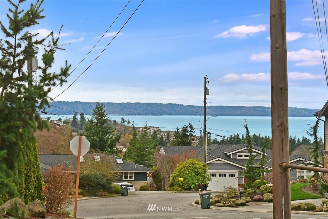 Property Photo: 1139 9th Avenue S WA 98020