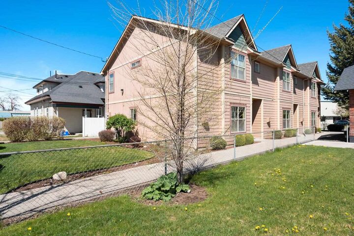 224 E Ermina Ave  Spokane WA 99207-2246 photo