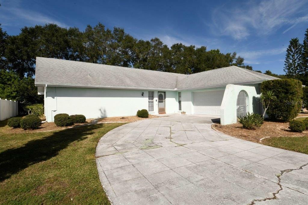 Property Photo:  1611 New Bedford Drive  FL 33573 