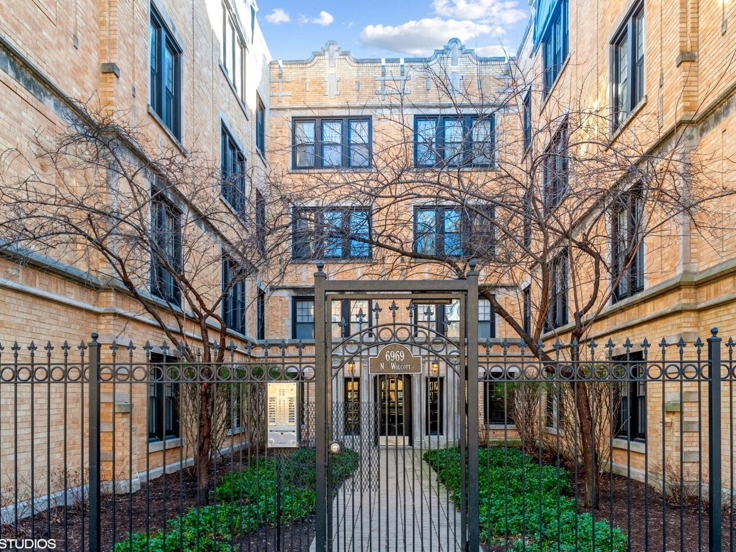 Property Photo: 6969 N Wolcott Avenue C1 IL 60626