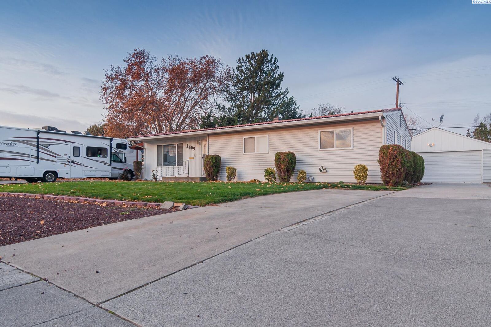 Property Photo: 1409 Wright WA 99354