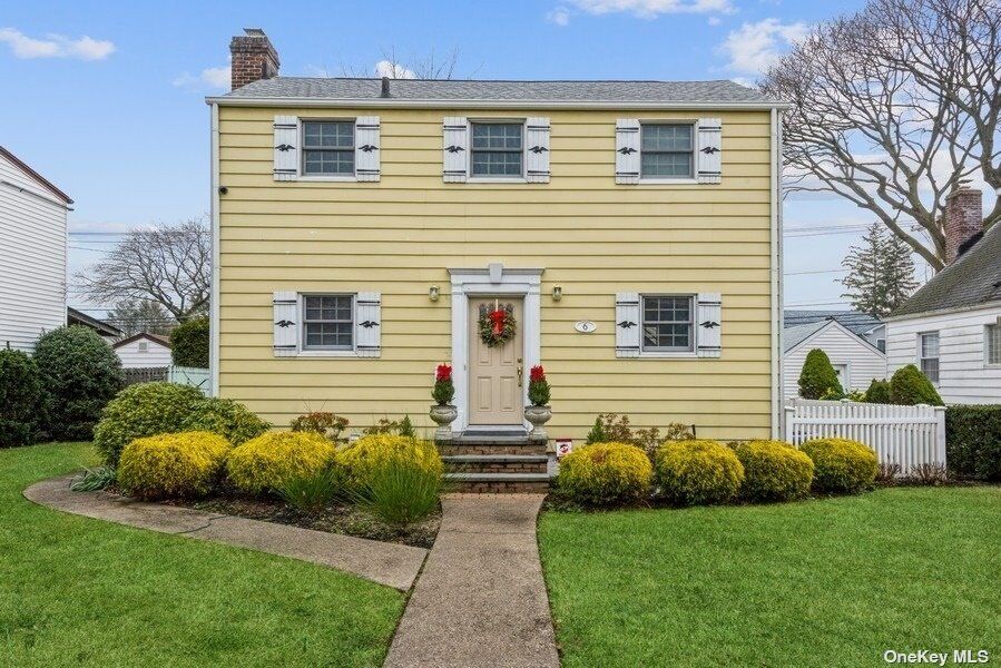 Property Photo:  6 Greenway  NY 11040 