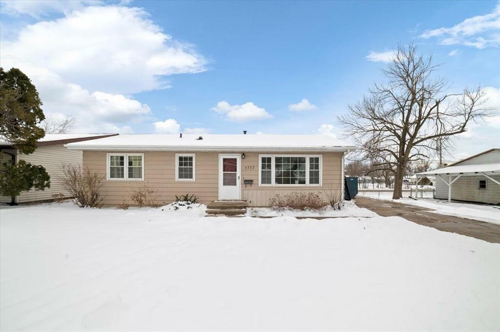 Property Photo:  1717 Seminole NW  IA 52405 