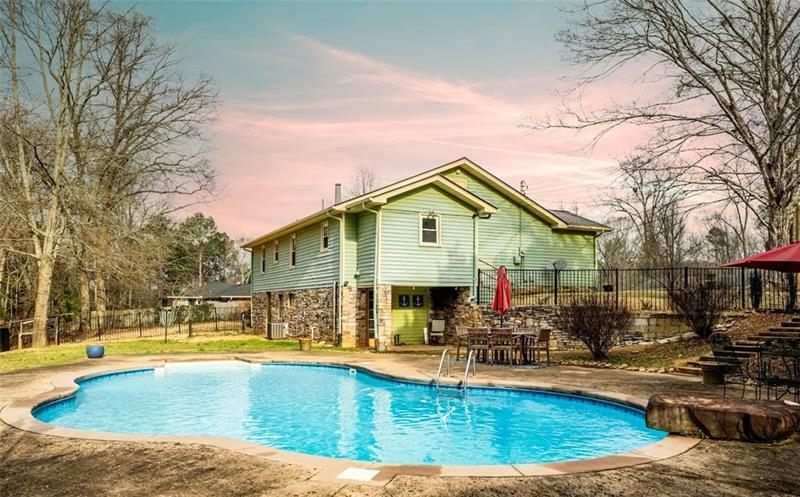 Property Photo: 406 Lakeview Drive GA 30110