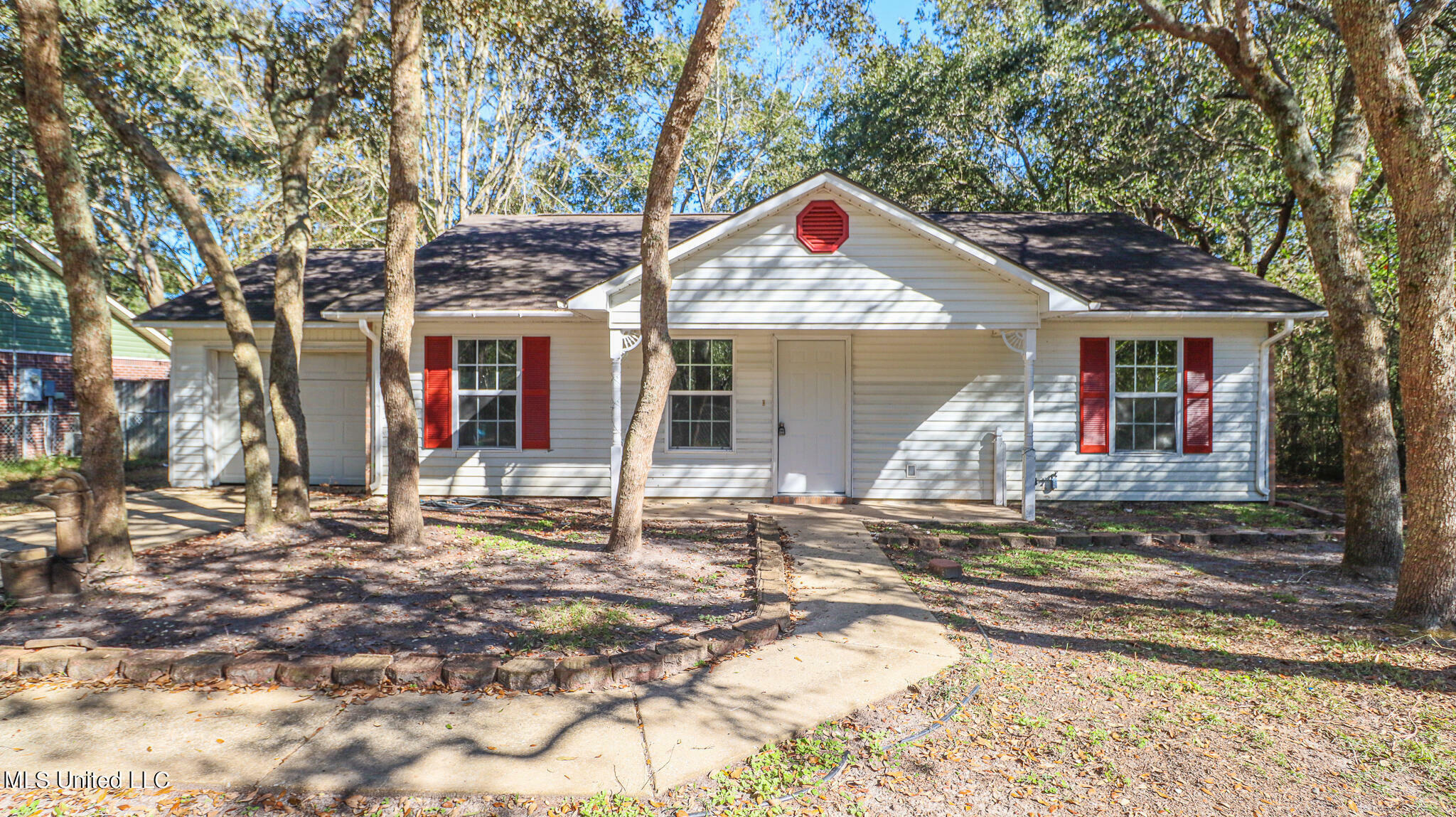 Property Photo:  828 Lemon Street  MS 39564 