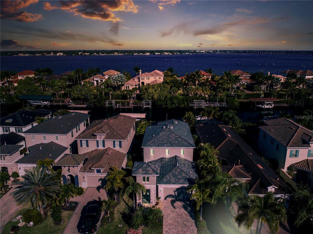 Property Photo: 4007 5th Avenue NE FL 34208
