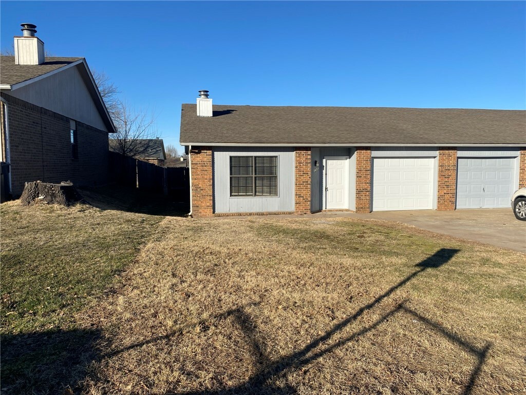 Property Photo:  2435 W Gum Street  AR 72758 