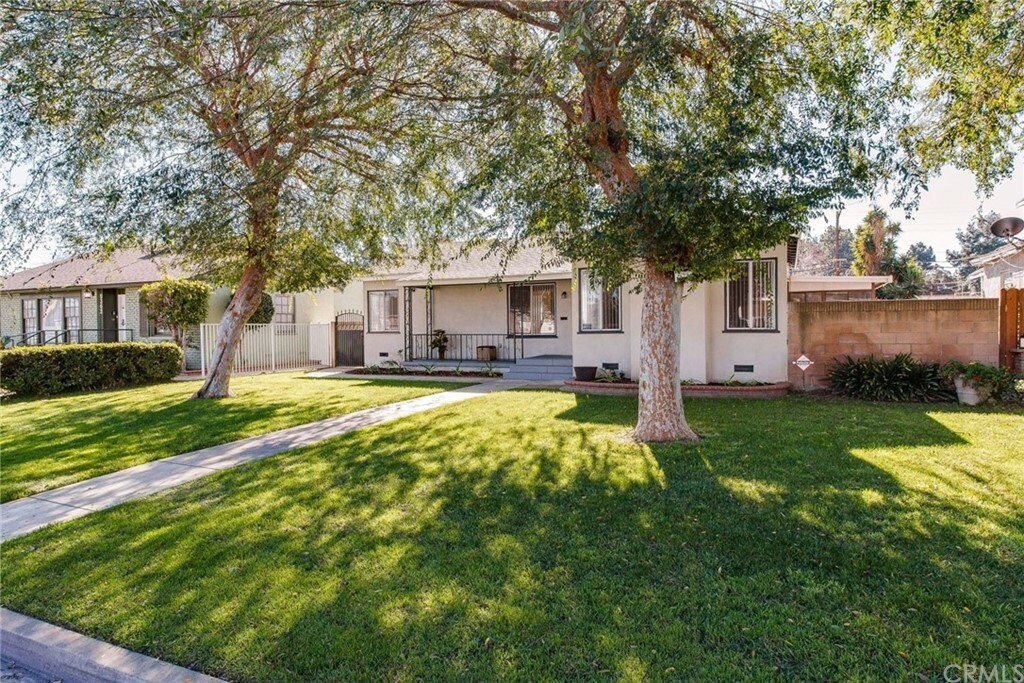 Property Photo: 5264 E Greenmeadow Road CA 90808