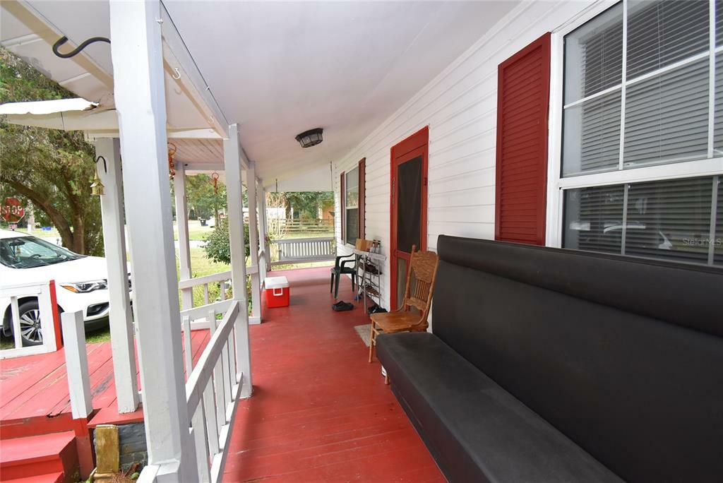 Property Photo:  206 NW 1st Street  FL 32696 