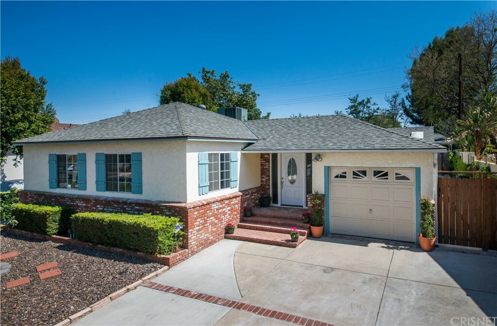 Property Photo:  17412 Tiara Street  CA 91316 