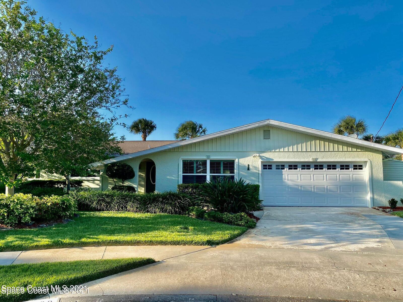 Property Photo: 1720 Poinciana Court FL 32952