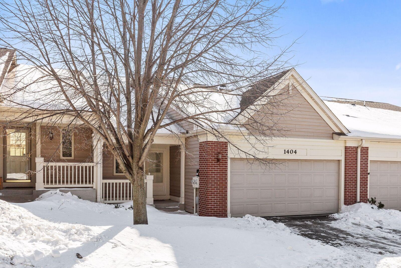 Property Photo: 1404 Summit Shores Drive MN 55306