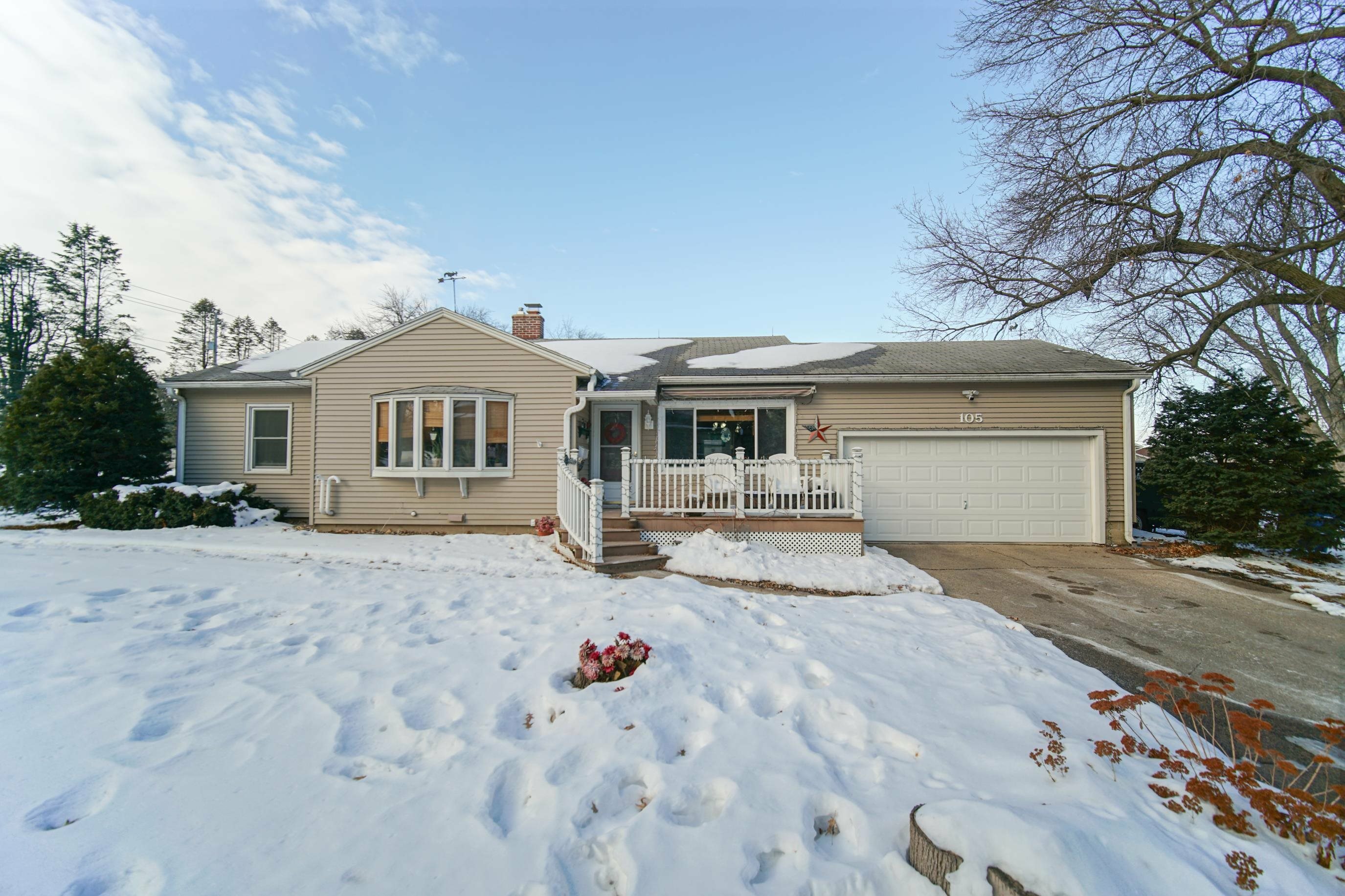 Property Photo:  105 Cornwall Ave  IA 50702 