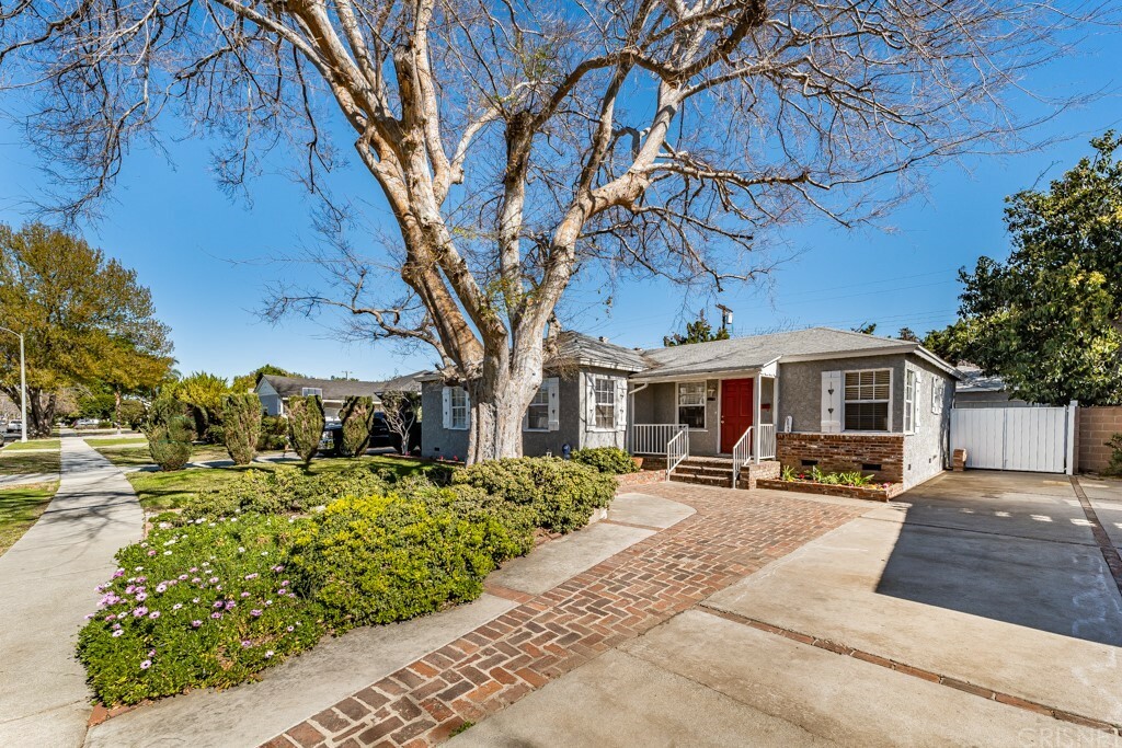 Property Photo:  6844 Zelzah Avenue  CA 91335 