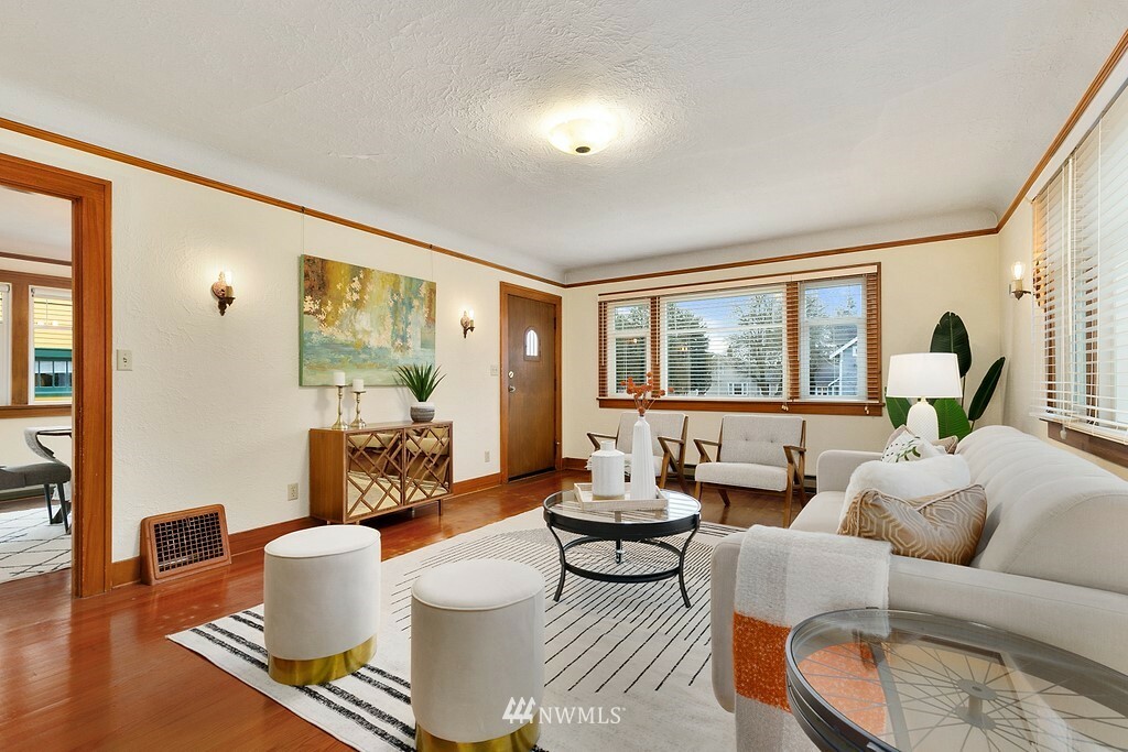 Property Photo:  2127 Rainier Avenue  WA 98201 