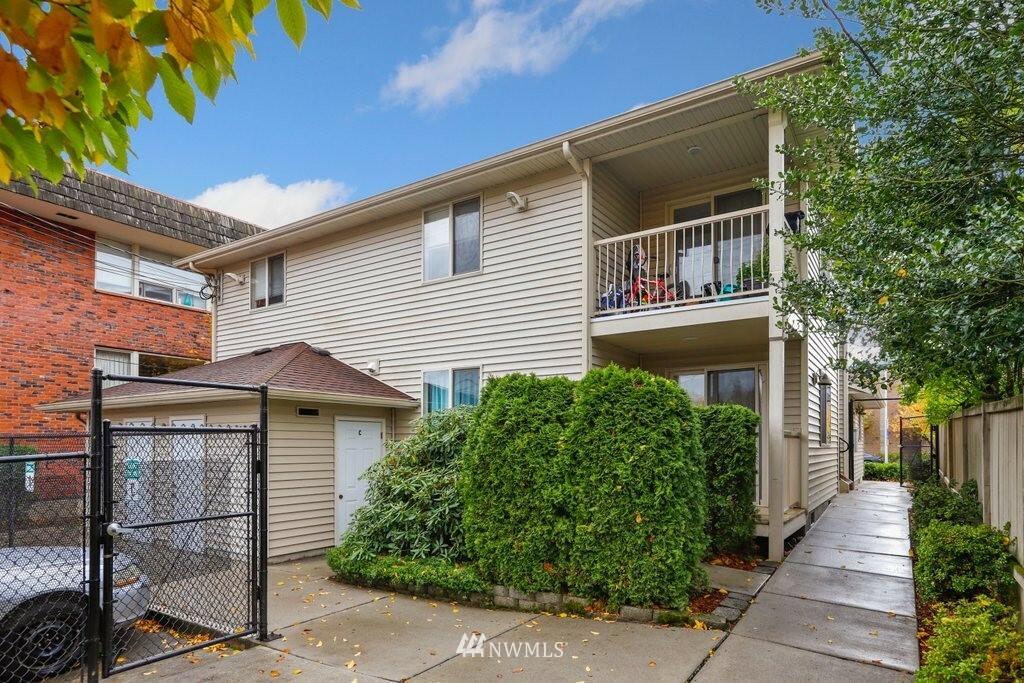 Property Photo: 1227 Broadway WA 98201