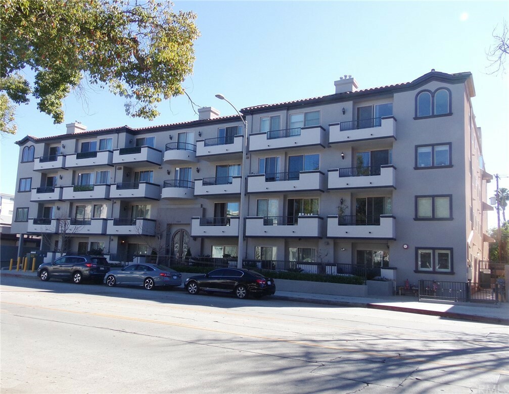 Property Photo:  11218 Camarillo Street 204  CA 91602 