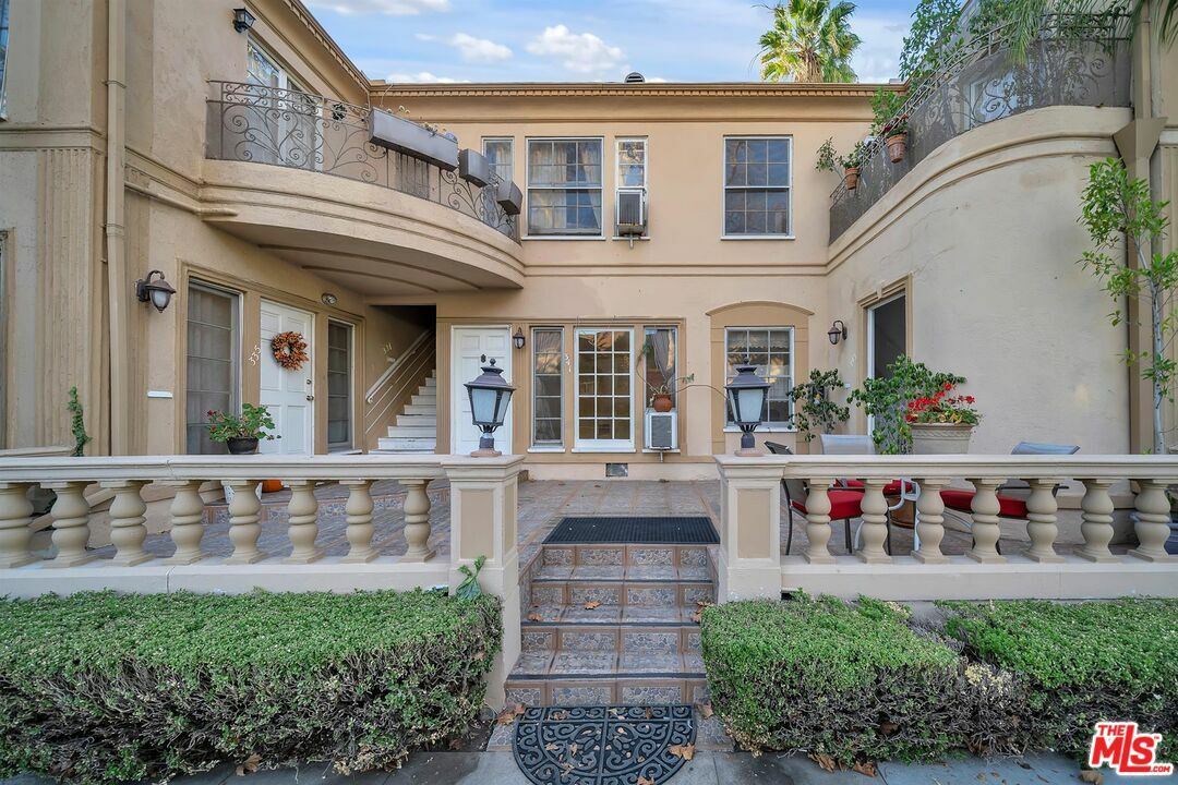 Property Photo: 9000 Burton Way CA 90211