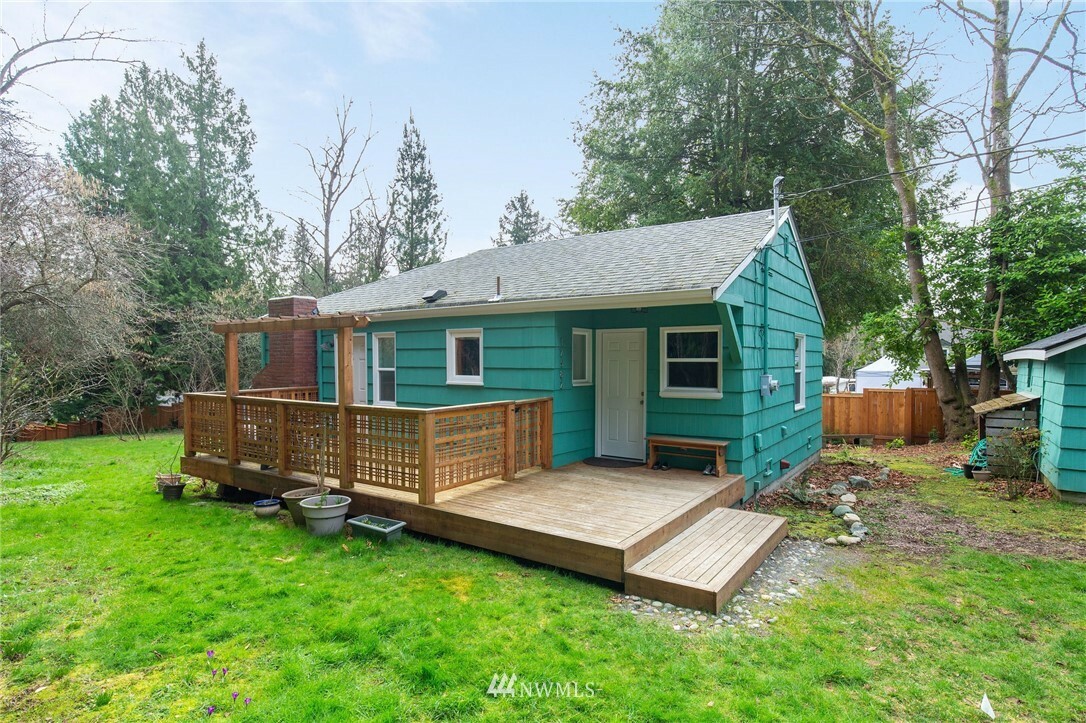 Property Photo:  12582 Densmore Avenue N  WA 98133 