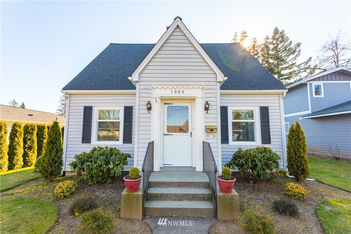 Property Photo:  1005 W Pine Street  WA 98264 