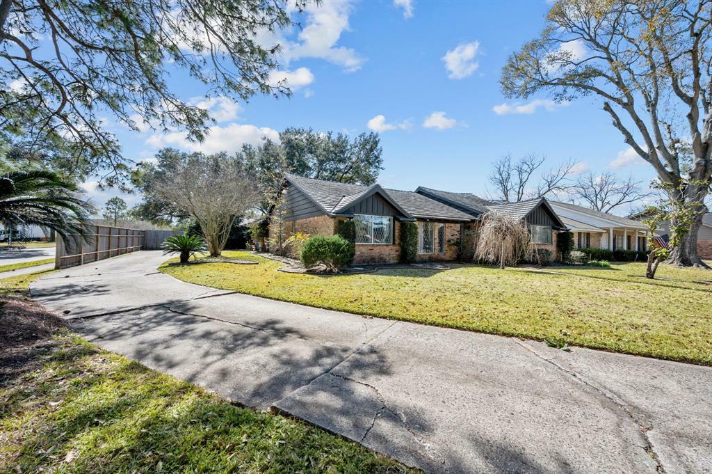 Property Photo: 5903 Dumfries Drive TX 77096