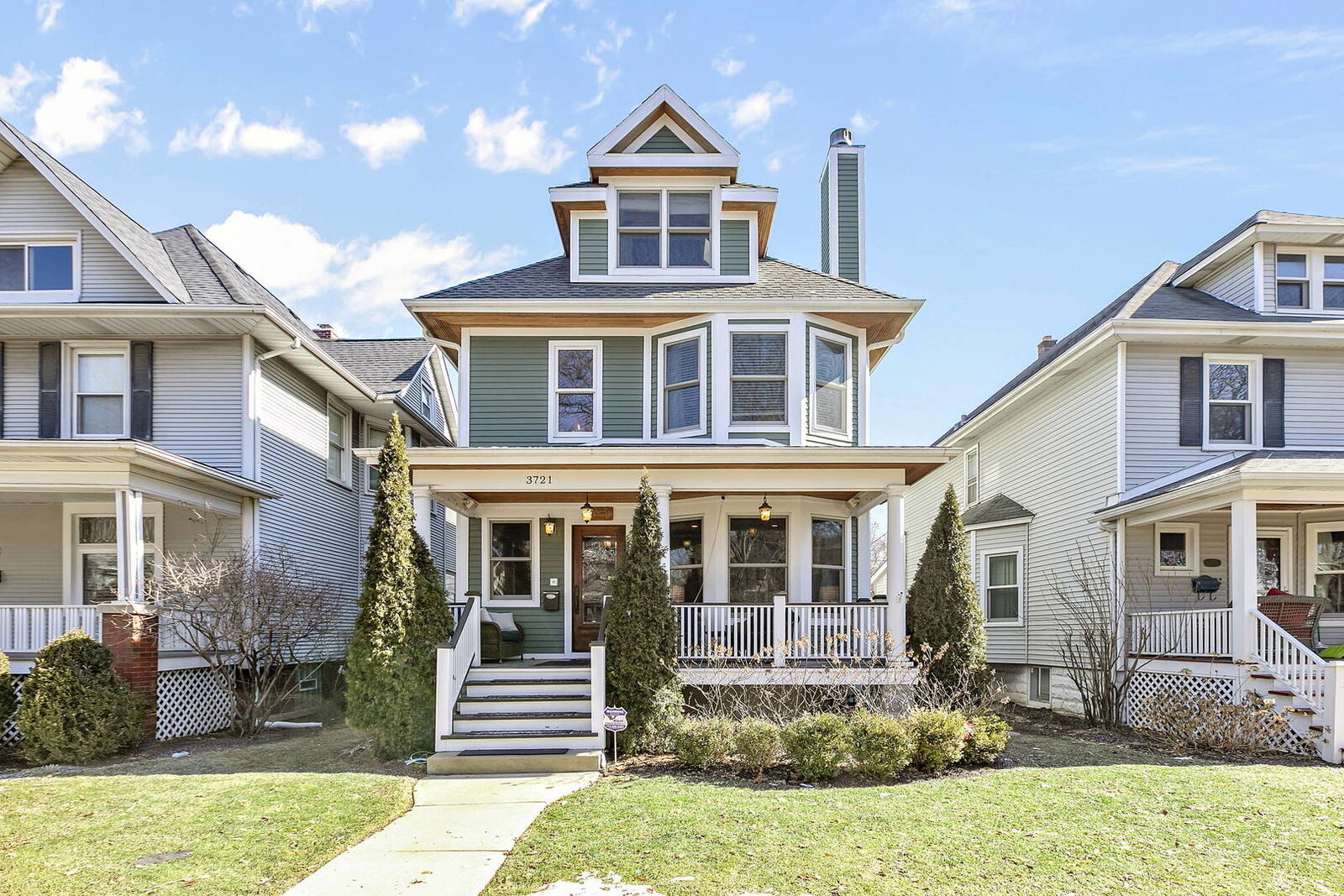 Property Photo: 3721 N Lowell Avenue IL 60641