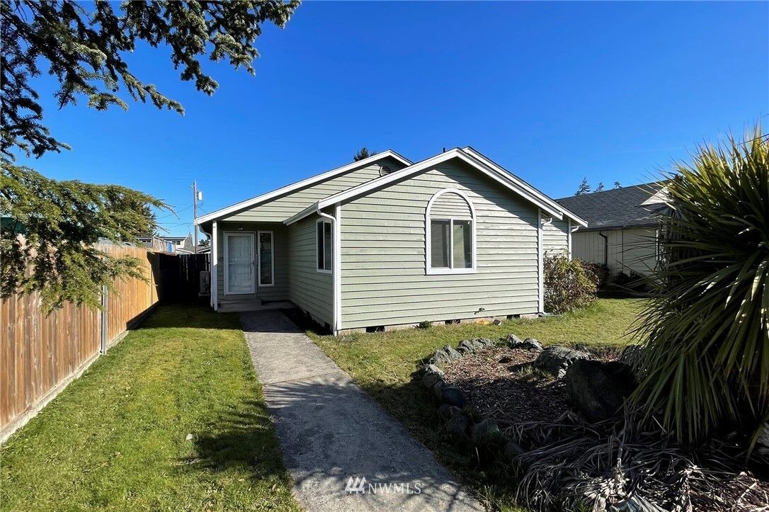 Property Photo: 1423 W 7th Street WA 98363
