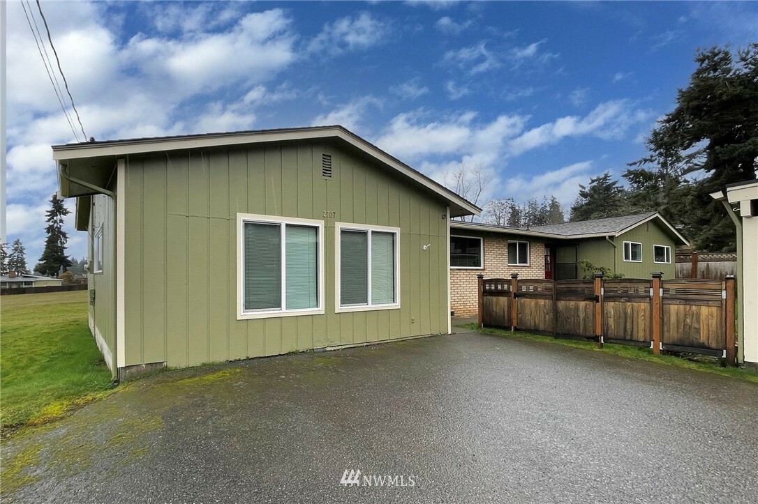 Property Photo:  2707 S Laurel Street  WA 98362 