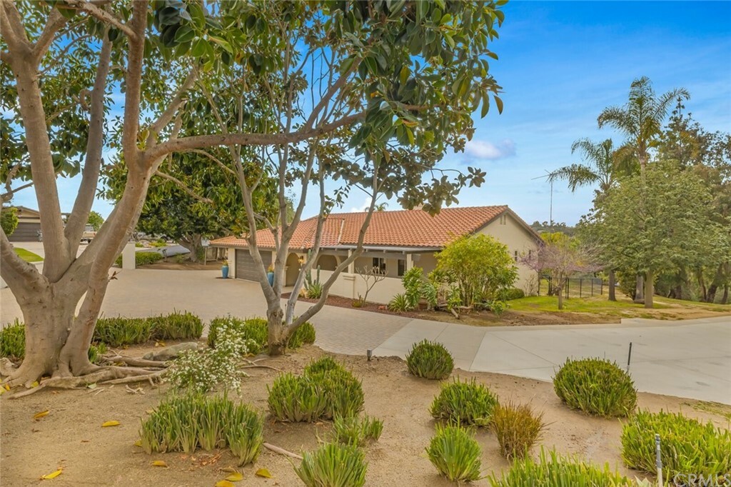 Property Photo:  810 El Paisano Drive  CA 92028 