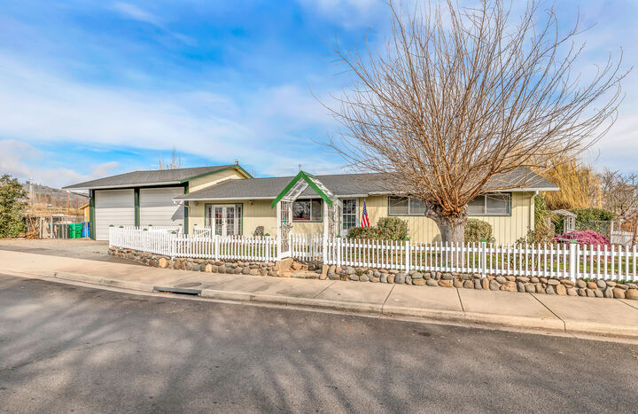 704 Elm Way  Eagle Point OR 97524 photo