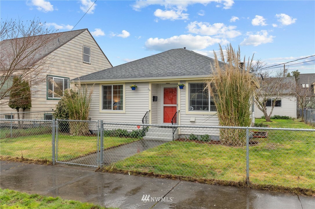 Property Photo:  346 Wells Avenue N  WA 98057 